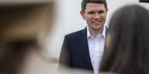 Omgekeerd zegt James Talarico dat hij zich verzet tegen transatleten in meisjessporten “als dit de veiligheid of eerlijkheid in gevaar brengt”