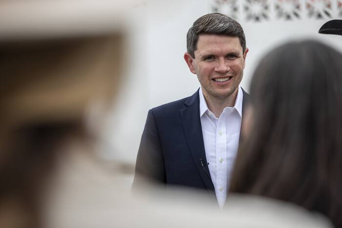 Omgekeerd zegt James Talarico dat hij zich verzet tegen transatleten in meisjessporten “als dit de veiligheid of eerlijkheid in gevaar brengt”