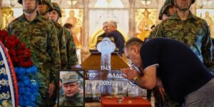 Oorlogsmisdadiger Mladic wordt ondanks waarschuwingen van de EU als held begraven in Servië
