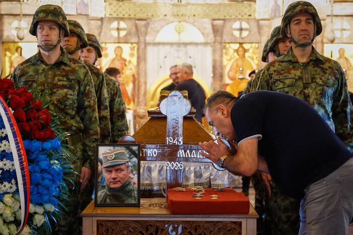 Oorlogsmisdadiger Mladic wordt ondanks waarschuwingen van de EU als held begraven in Servië