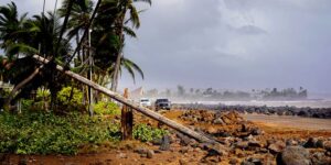 Orkaan Lowell verwoest een haven op Hawaï die de belangrijkste bron van voedsel en brandstof voor een eiland is
