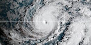 Orkaan Lowell zal naar verwachting langs een Hawaïaans eiland trekken en over de gehele staat grote regenval veroorzaken