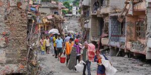 Overlevenden van de overstromingen tussen Nepal en China bereiken veilige gebieden terwijl families wachten op nieuws over bijna 3.000 vermisten