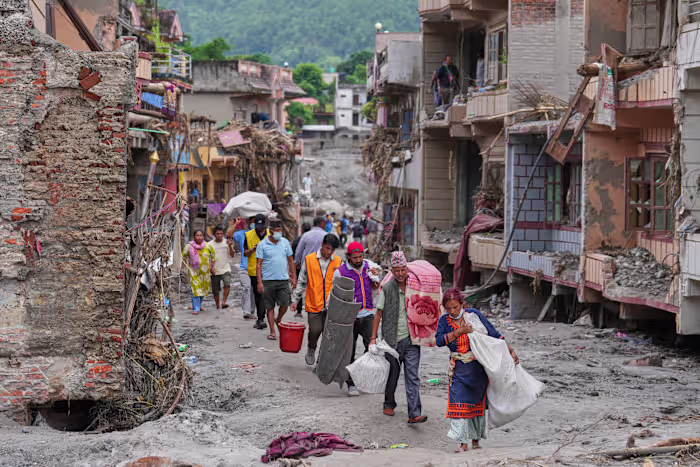 Overlevenden van de overstromingen tussen Nepal en China bereiken veilige gebieden terwijl families wachten op nieuws over bijna 3.000 vermisten