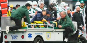 Packers’ Jayden Reed heeft beweging in zijn ledematen na een nekblessure, maar wordt een nacht in het ziekenhuis opgenomen