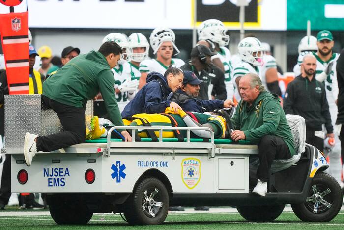 Packers' Jayden Reed heeft beweging in zijn ledematen na een nekblessure, maar wordt een nacht in het ziekenhuis opgenomen
