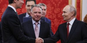 Poetin ontmoet Amerikaanse gezanten in het Kremlin voor hernieuwde gesprekken over het beëindigen van de oorlog in Oekraïne