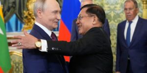 Poetin ontvangt de leider van Myanmar voor gesprekken over het verdiepen van hun relatie
