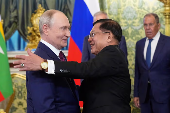 Poetin ontvangt de leider van Myanmar voor gesprekken over het verdiepen van hun relatie