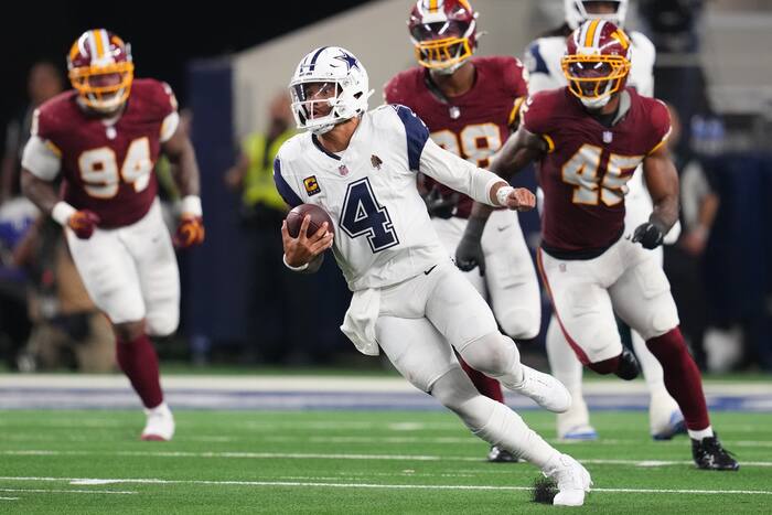 Prescott gooit 4 TD-passes terwijl Cowboys Commanders verslaan, die Daniels opnieuw verliezen door een ontwrichte elleboog