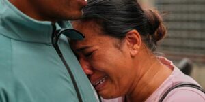 Reddingswerkers halen overlevenden van de overstroming op die vastgekoekt zitten in de modder, terwijl het dodental bij de grensramp tussen Nepal en China stijgt