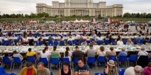 Roemenië vestigt Guinness-record met kilometerslange tafel en zamelt geld in voor kinderpsychiatrieziekenhuis