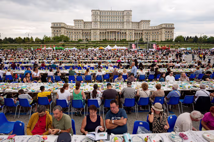 Roemenië vestigt Guinness-record met kilometerslange tafel en zamelt geld in voor kinderpsychiatrieziekenhuis