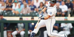 Slugger Cal Raleigh breidt de homer streak uit naar 4 bij-knuppels en evenaart het Mariners-record