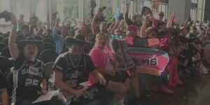Spurs Jackals voegt 100 leden toe terwijl bijna 300 fans auditie doen in Frost Bank Center