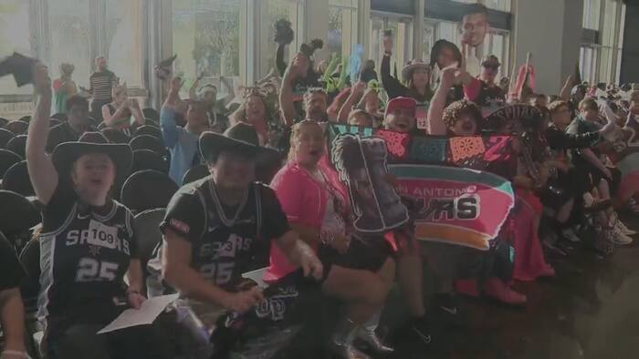 Spurs Jackals voegt 100 leden toe terwijl bijna 300 fans auditie doen in Frost Bank Center
