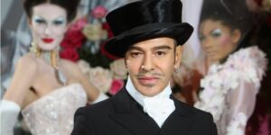Te midden van reacties annuleert het museum de geplande Met Gala-tentoonstelling over modeontwerper John Galliano
