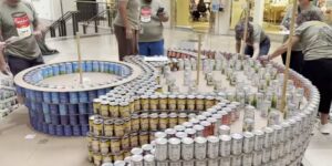 Teams uit San Antonio bouwen gigantische sculpturen uit ongeveer 30.000 blikken om de honger in North Star Mall te bestrijden