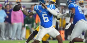 Trinidad Chambliss leidt nr. 8 Mississippi voorbij nr. 7 LSU 32-24 in Lane Kiffins terugkeer naar Ole Miss