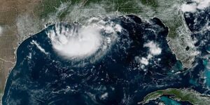 Tropische storm Edouard vormt zich in de buurt van Texas en Louisiana, terwijl een storm zich richting Hawaï beweegt