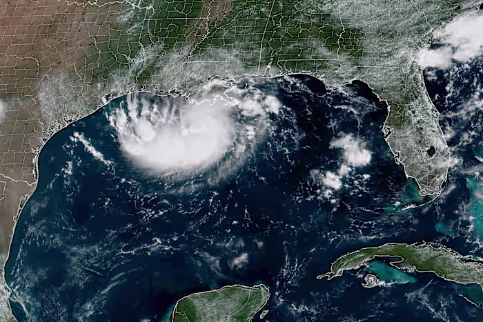 Tropische storm Edouard vormt zich in de buurt van Texas en Louisiana, terwijl een storm zich richting Hawaï beweegt