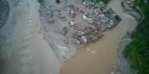 Twee vastzittende arbeiders zijn levend gered uit een tunnel in Nepal, zeggen functionarissen