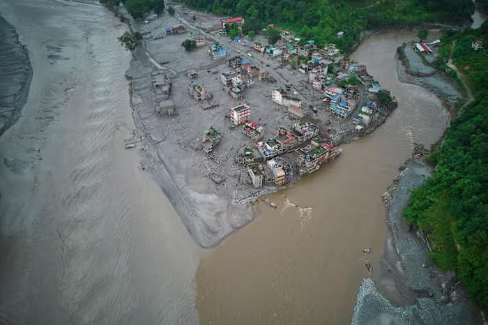 Twee vastzittende arbeiders zijn levend gered uit een tunnel in Nepal, zeggen functionarissen
