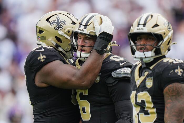 Tyler Shough en de Saints produceren aan het einde twee grote drives om de Ravens 24–17 omver te werpen