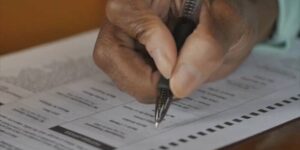 Verkiezingsfunctionarissen zeggen dat kiezers geen wijzigingen in de stembiljetten zullen zien als gevolg van de uitspraak van het Hooggerechtshof