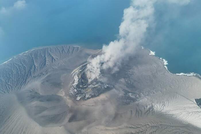 Vulkanisch eiland in Indonesië barst uit, waardoor honderden vluchten worden geannuleerd en duizenden stranden