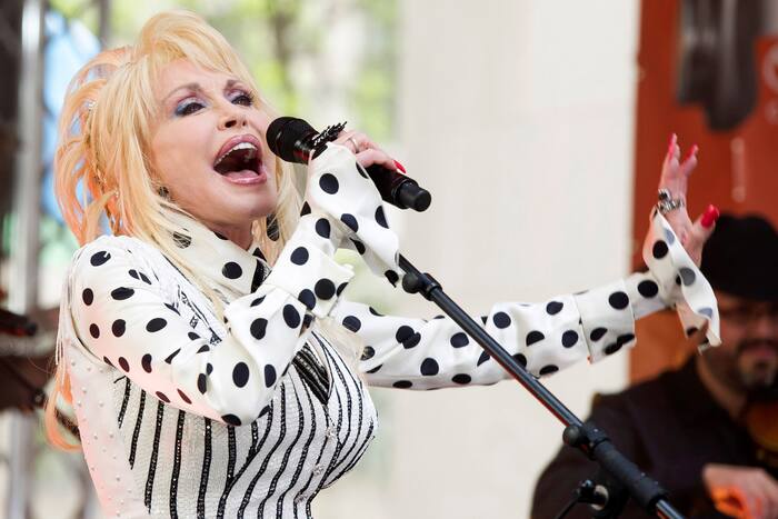 Was Dolly Parton een feministe? Ze zou het niet zeggen, maar fans hoorden het – in haar leven en haar teksten