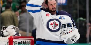 Winnipeg Jets-stergoalie en Amerikaanse Olympiër Connor Hellebuyck gaat naar de beurs met een handelsverzoek