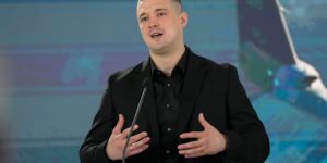 Zelenskyy ontslaat een topassistent te midden van een corruptieonderzoek terwijl de voormalige minister van Defensie van Oekraïne verkiezingen eist