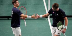 Zverev loodst Duitsland naar Davis Cup Finale 8 met een snelle overwinning op Prizmic, ook Groot-Brittannië gaat vooruit