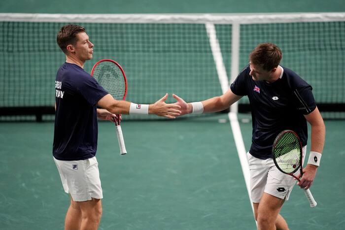 Zverev loodst Duitsland naar Davis Cup Finale 8 met een snelle overwinning op Prizmic, ook Groot-Brittannië gaat vooruit