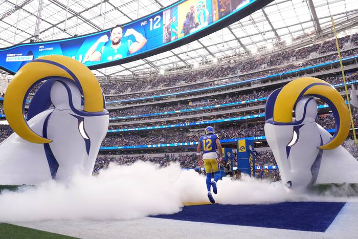 Alaric Jackson van Rams heeft twee wedstrijden geschorst vanwege het slaan van Bills LB Bradley Chubb na de wedstrijd van maandagavond