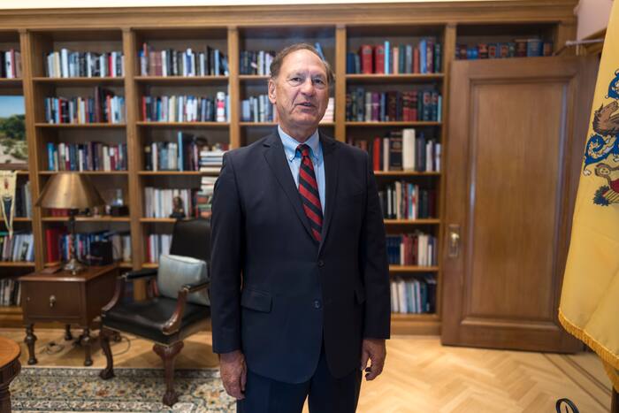 Alito zegt dat het Hooggerechtshof de noodoproepen niet kan tegenhouden en uit zijn bezorgdheid over de retoriek van Trump