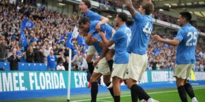 Arsenal verliest voor het eerst in de titelverdediging van de Premier League terwijl de strijd van Tottenham voortduurt