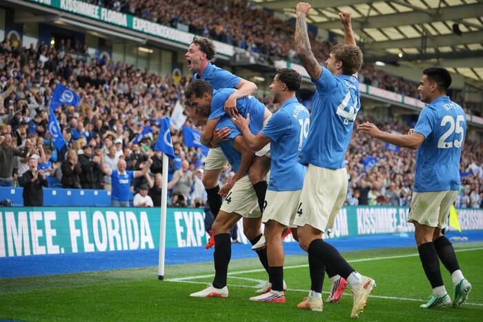 Arsenal verliest voor het eerst in de titelverdediging van de Premier League terwijl de strijd van Tottenham voortduurt