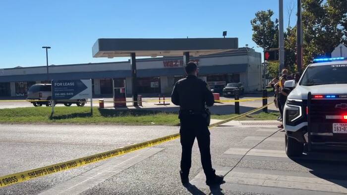BCSO zoekt naar verdachte bij schietpartij in Oost-Bexar County waarbij één man om het leven kwam en een ander gewond raakte buiten de waterpijplounge