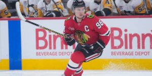 Blackhawks-ster Connor Bedard maakt zijn seizoensdebuut in de overwinning op Penguins