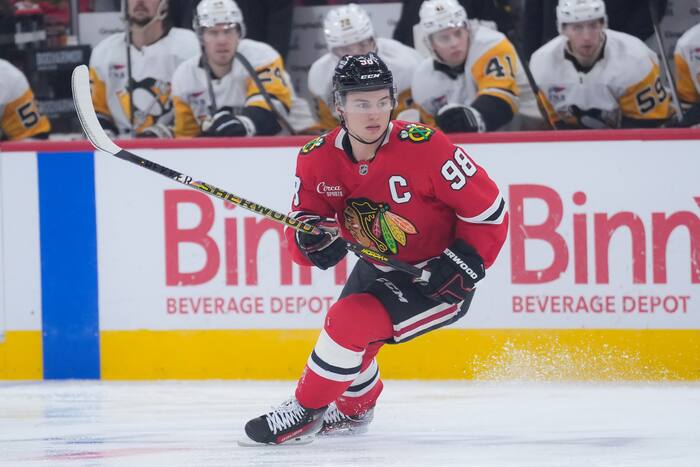 Blackhawks-ster Connor Bedard maakt zijn seizoensdebuut in de overwinning op Penguins