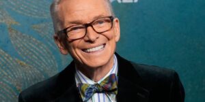 Bob Mackie, ontwerper van de sterren die Cher en Marilyn kleedden en de glamour van de jaren ’70 definieerden, sterft op 87-jarige leeftijd