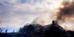 Brandweerlieden winnen terrein na de brand in Zuid-Californië, waardoor duizenden naar huis kunnen terugkeren