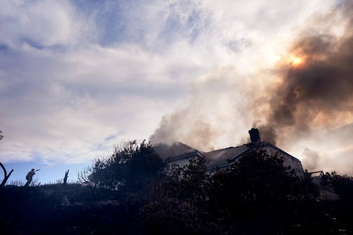 Brandweerlieden winnen terrein na de brand in Zuid-Californië, waardoor duizenden naar huis kunnen terugkeren