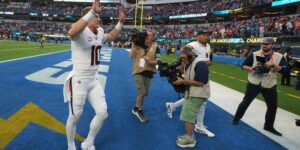 Broncos houden Chargers puntloos met belangrijke stop die de rally in het vierde kwartaal stimuleert in een overwinning van 23-17