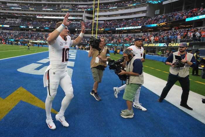 Broncos houden Chargers puntloos met belangrijke stop die de rally in het vierde kwartaal stimuleert in een overwinning van 23-17
