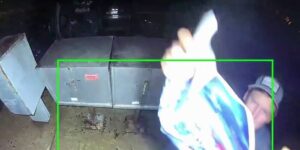 Camera legt man vast die post steelt in de wijk Northwest Side