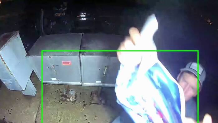 Camera legt man vast die post steelt in de wijk Northwest Side