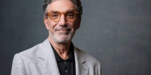 Chuck Lorre is openhartig over hits, flops en harde lessen in nieuwe memoires ‘Sitcom’